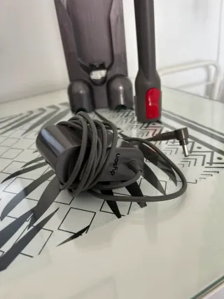 Cargador aspiradora Dyson + Base pared + Accesorio