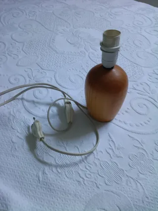 Pie de lámpara de madera