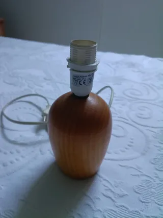 Pie de lámpara de madera