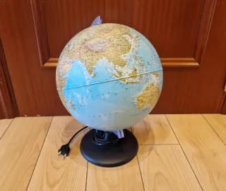 Globo terráqueo iluminado con base