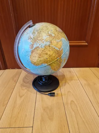 Globo terráqueo iluminado con base