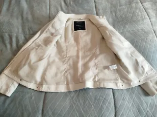 Cazadora efecto piel blanca mujer