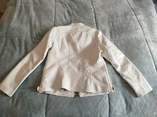 Cazadora efecto piel blanca mujer