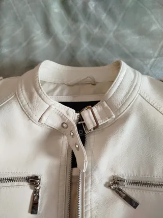 Cazadora efecto piel blanca mujer