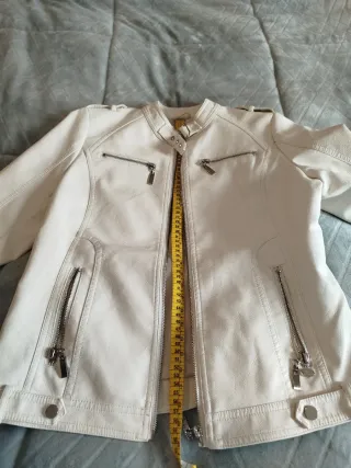 Cazadora efecto piel blanca mujer