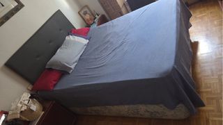 Cómoda de madera con TV y accesorios