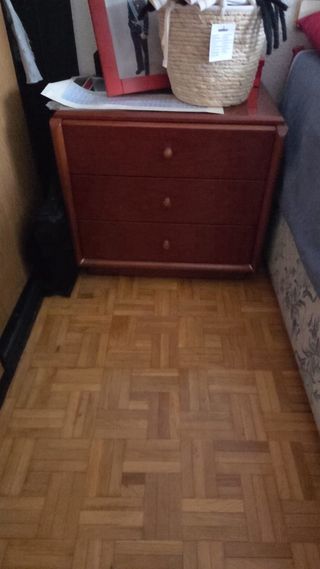 Cómoda de madera con TV y accesorios