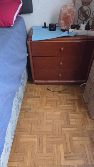 Cómoda de madera con TV y accesorios