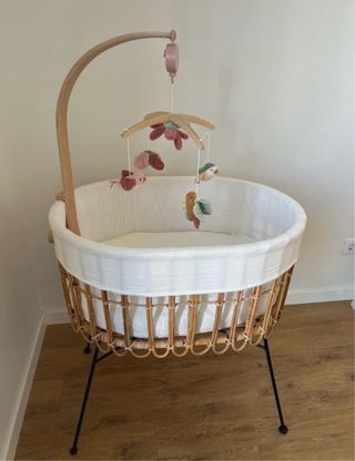 Cuna ratán Zara Home con móvil