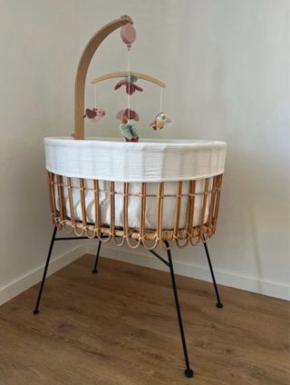 Cuna ratán Zara Home con móvil