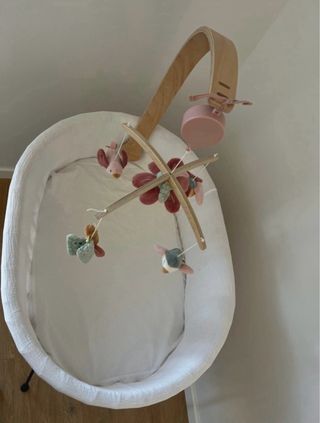 Cuna ratán Zara Home con móvil