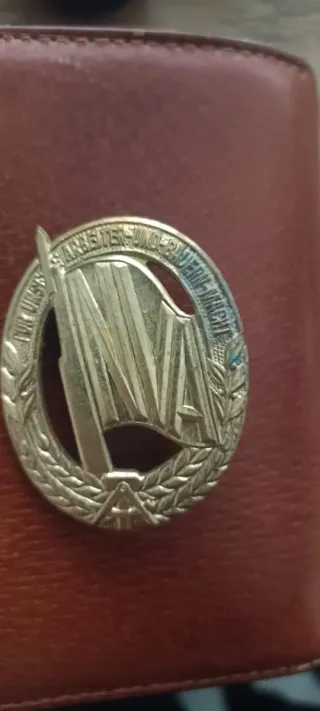 Insignia militar NVA original
