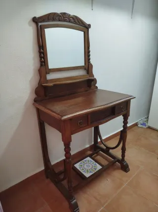 Tocador antiguo de madera con espejo