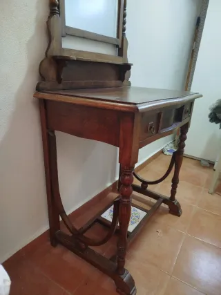 Tocador antiguo de madera con espejo