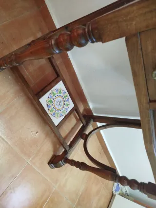 Tocador antiguo de madera con espejo