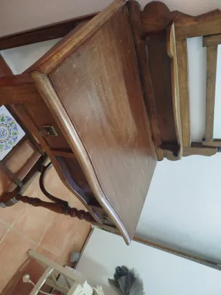 Tocador antiguo de madera con espejo