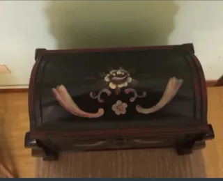 Baúl de madera tallado a mano