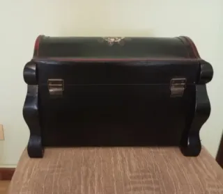 Baúl de madera tallado a mano