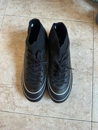 Botas de fútbol negras y doradas