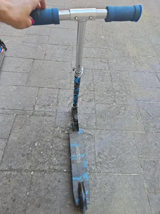 Patinete infantil azul y negro