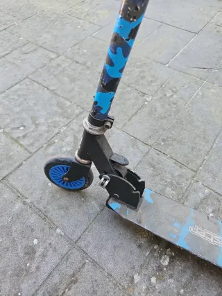 Patinete infantil azul y negro