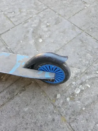 Patinete infantil azul y negro