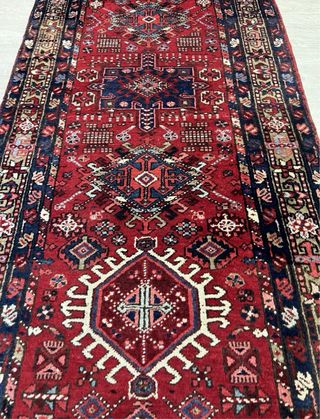 Alfombra persa de lana roja y azul