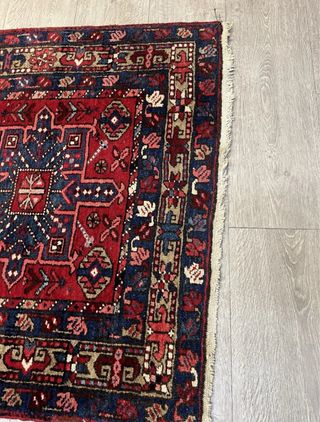 Alfombra persa de lana roja y azul