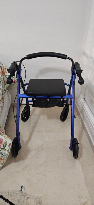 Andador azul con asiento y bolsa