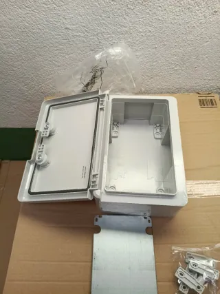 Armario de distribución pared con placa