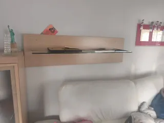 REGALO. Mueble de comedor con vitrina.