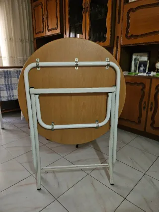Mesa redonda plegable auxiliar