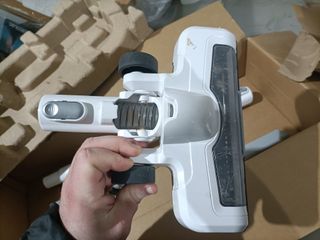 - Amazon Basics Aspiradora sin cable 2 en 1 de 3