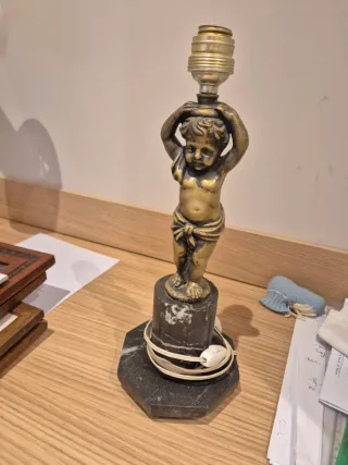 Lámpara de bronce con base de mármol