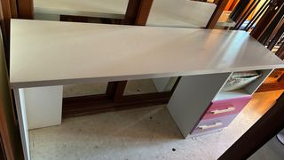 Mesa infantil con cajones