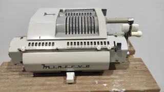 Calculadora manual antigua Minerva