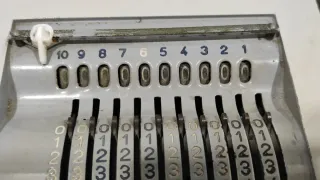 Calculadora manual antigua Minerva