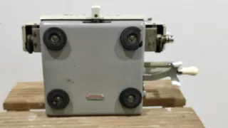 Calculadora manual antigua Minerva