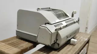 Calculadora manual antigua Minerva