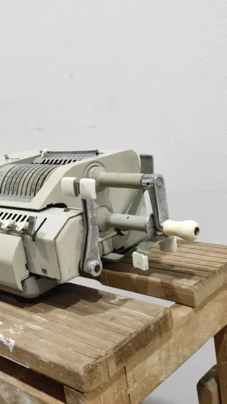 Calculadora manual antigua Minerva