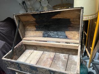 Antiguo baúl de cuero y metal