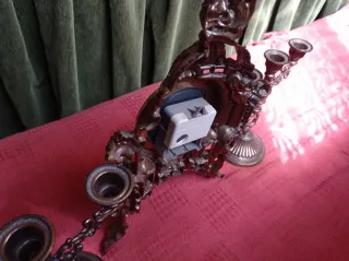 Reloj y candelabros dorados