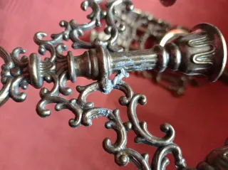 Reloj y candelabros dorados