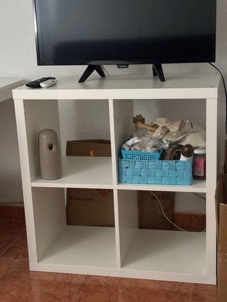 Estantería modular blanca y azul