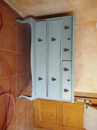 Cómoda antigua de madera y metal