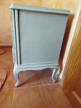 Cómoda antigua de madera y metal