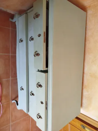 Cómoda antigua de madera y metal