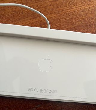 Teclado Apple Alámbrico Plata y Blanco