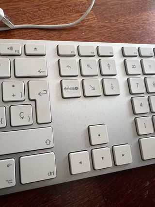 Teclado Apple Alámbrico Plata y Blanco