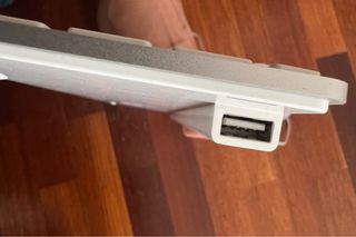 Teclado Apple Alámbrico Plata y Blanco